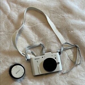 READ pls - Nikon 1 V1 Digital Camera in White